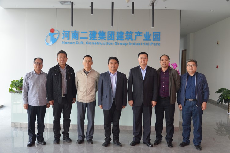 集團合影留念_副本.jpg 集團合影留念_副本.jpg