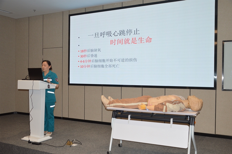 圖片1：心肺復(fù)蘇術(shù)講解及現(xiàn)場真人模擬操作-1_副本.jpg